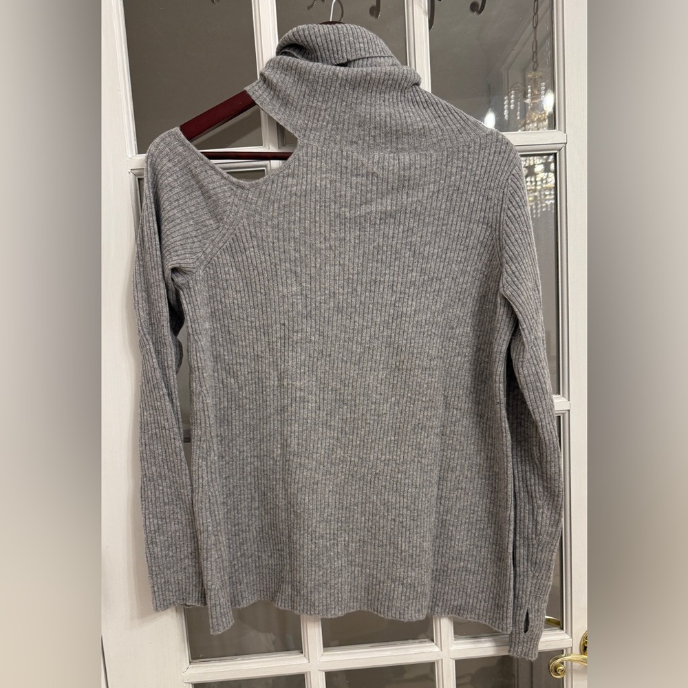 ROI Women’s Gray 100% Cashmere Ribbed Turtleneck Cut Out Sweater Size M